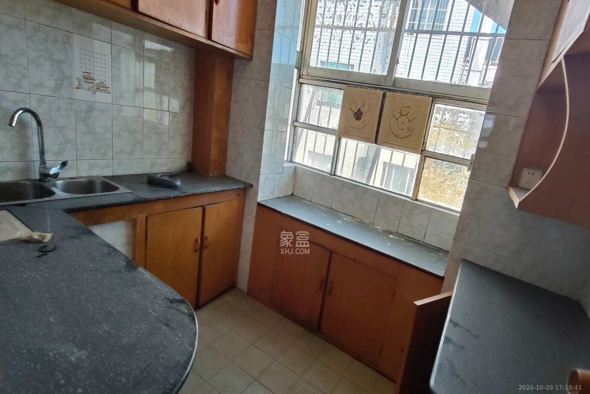 科教新村  4室2厅2卫   2600.00元/月室内图