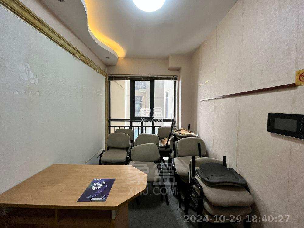 华晨御园  5室2厅2卫   3000.00元/月室内图