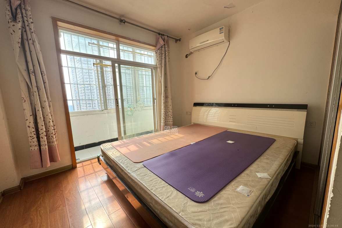 山水华景  3室2厅1卫   2400.00元/月室内图