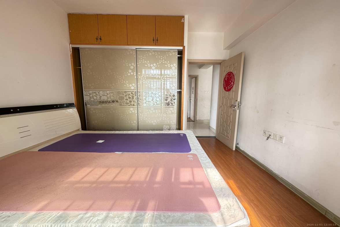 山水华景  3室2厅1卫   2400.00元/月室内图