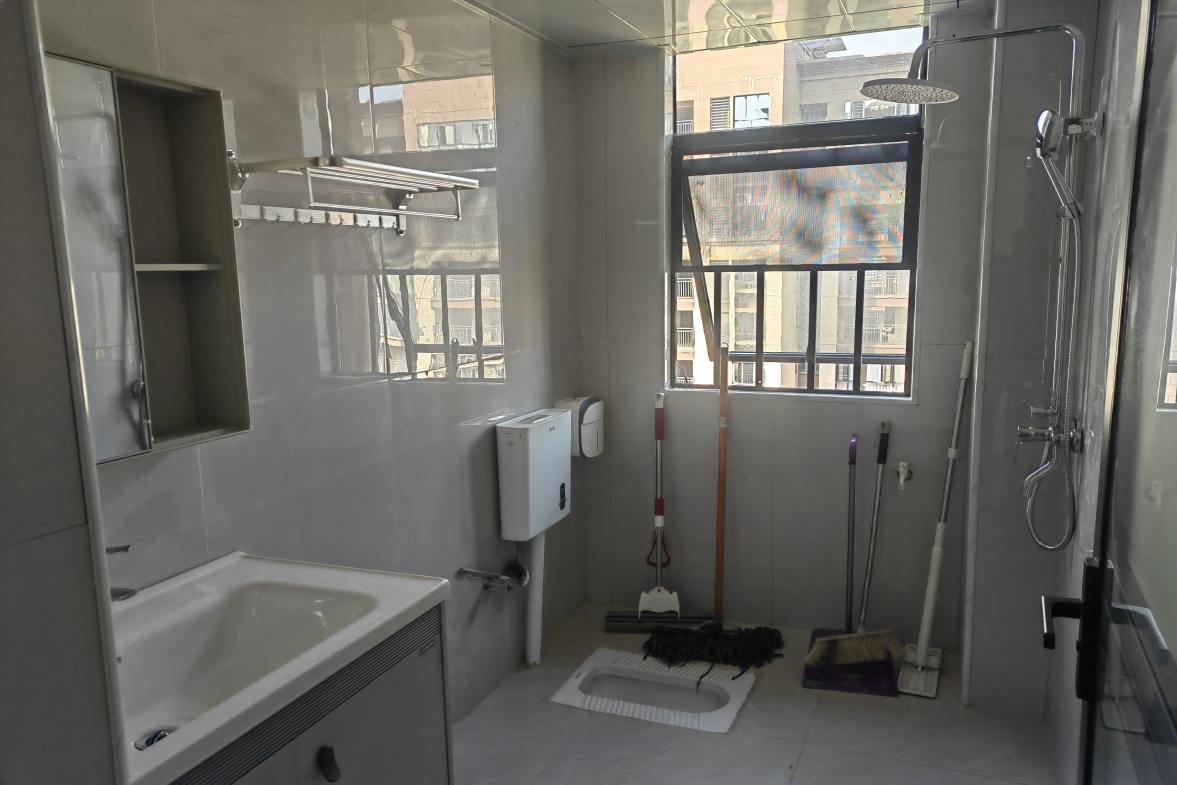 大汉龙城  4室2厅2卫    2200.0元/月 大汉龙城  4室2厅2卫    2200.0元/月室内图