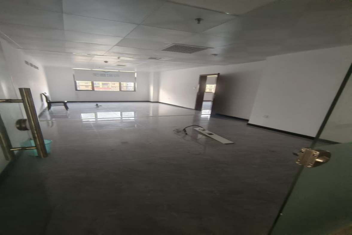 汇通国际  1室1厅1卫    28.8万 汇通国际  1室1厅1卫    28.8万客厅