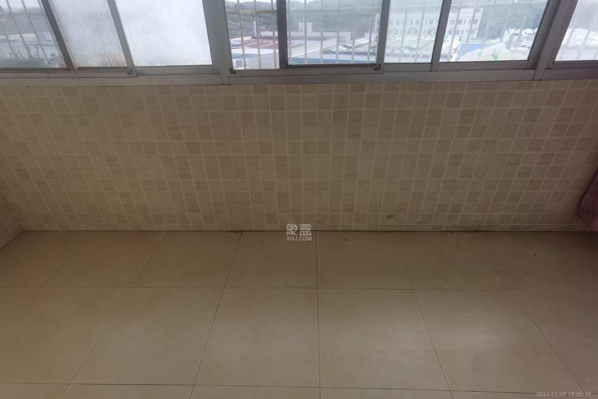 九峰小区（一二三四区）  6室2厅3卫    2200.0元/月室内图