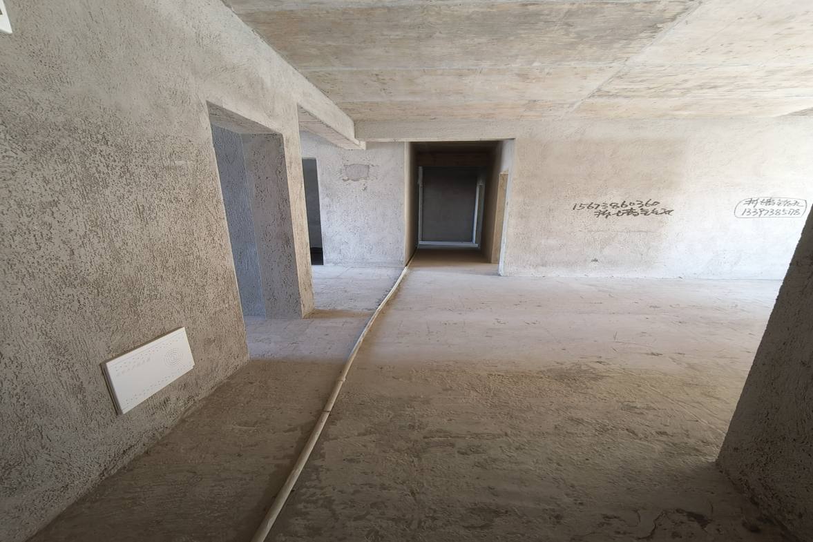 云泰天麓  5室2厅3卫    138.0万客厅