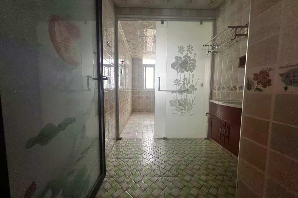 新世界建材城  3室2厅2卫    55.0万客厅