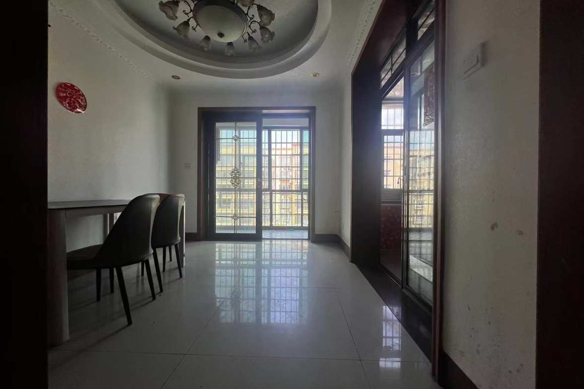 新世界建材城  3室2厅2卫    55.0万客厅