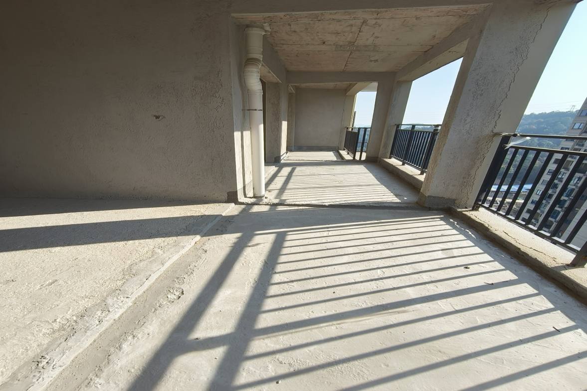 云泰天麓  5室2厅3卫    138.0万客厅