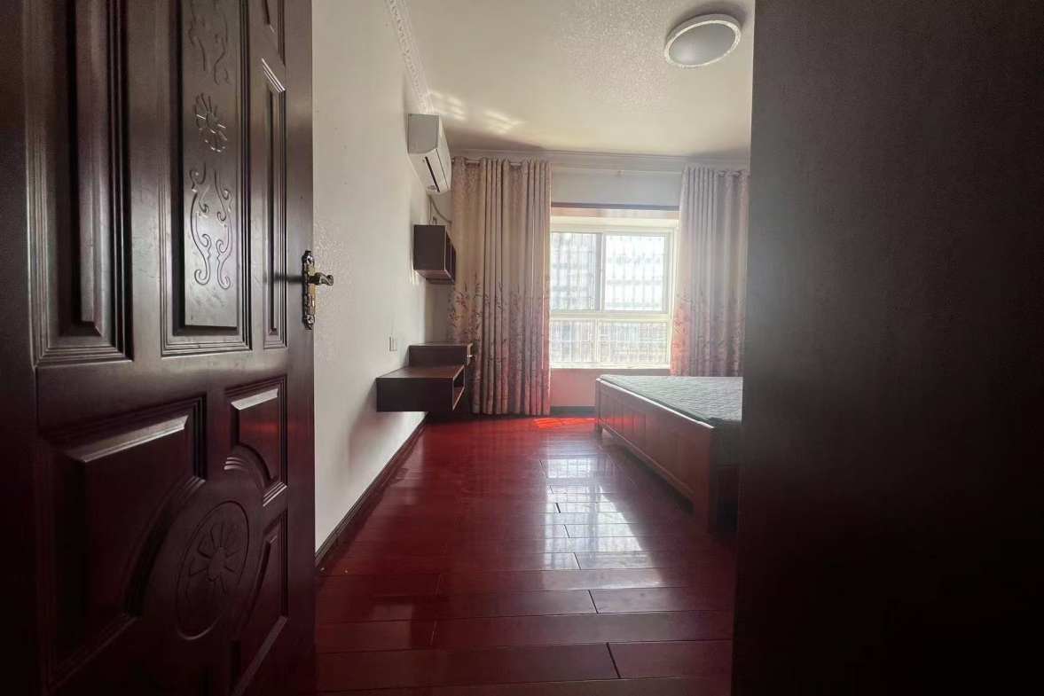 新世界建材城  3室2厅2卫    55.0万客厅