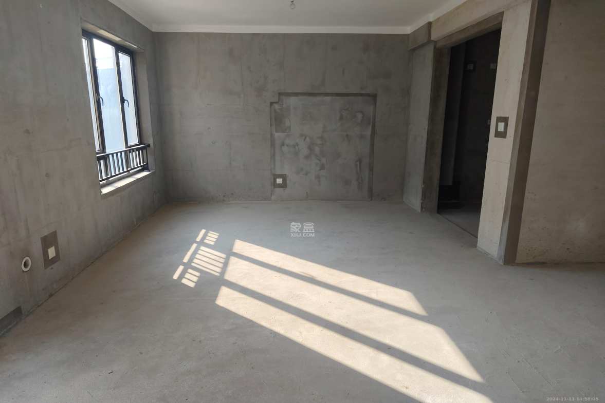 中建昭山印象  4室2厅2卫    99.98万客厅