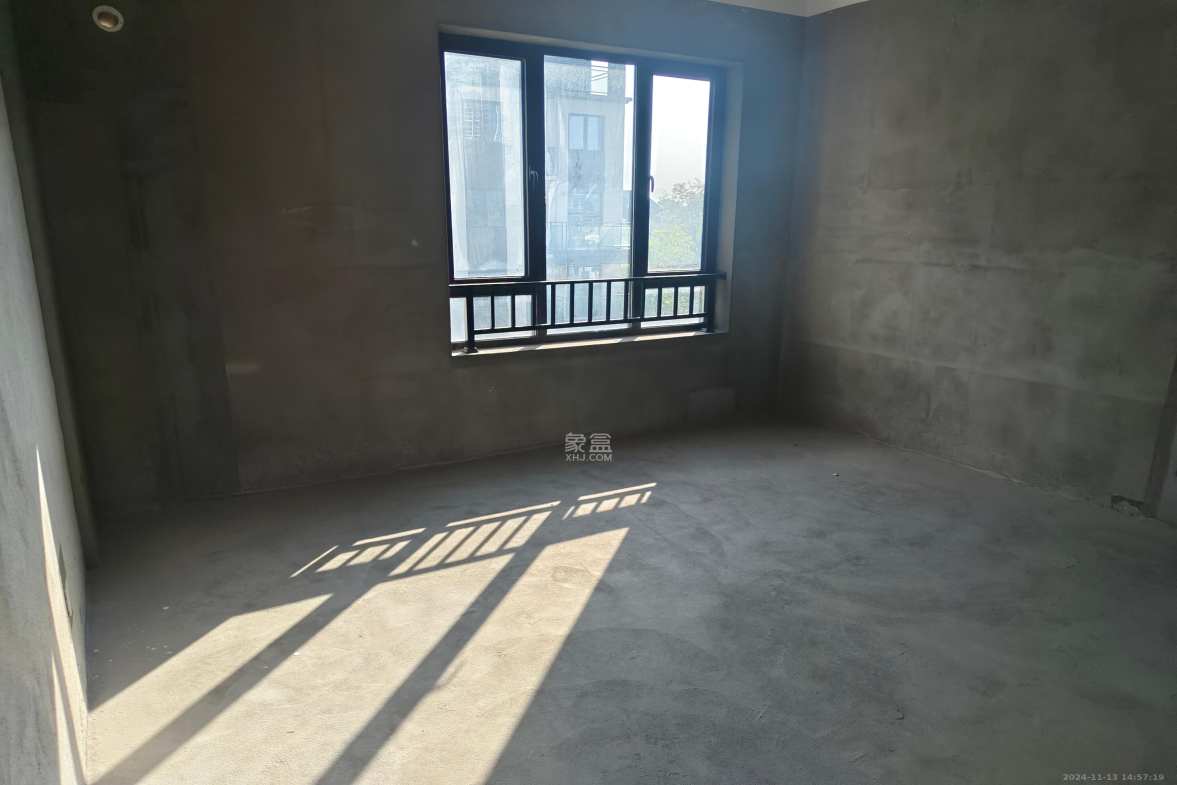 中建昭山印象  4室2厅2卫    99.98万客厅