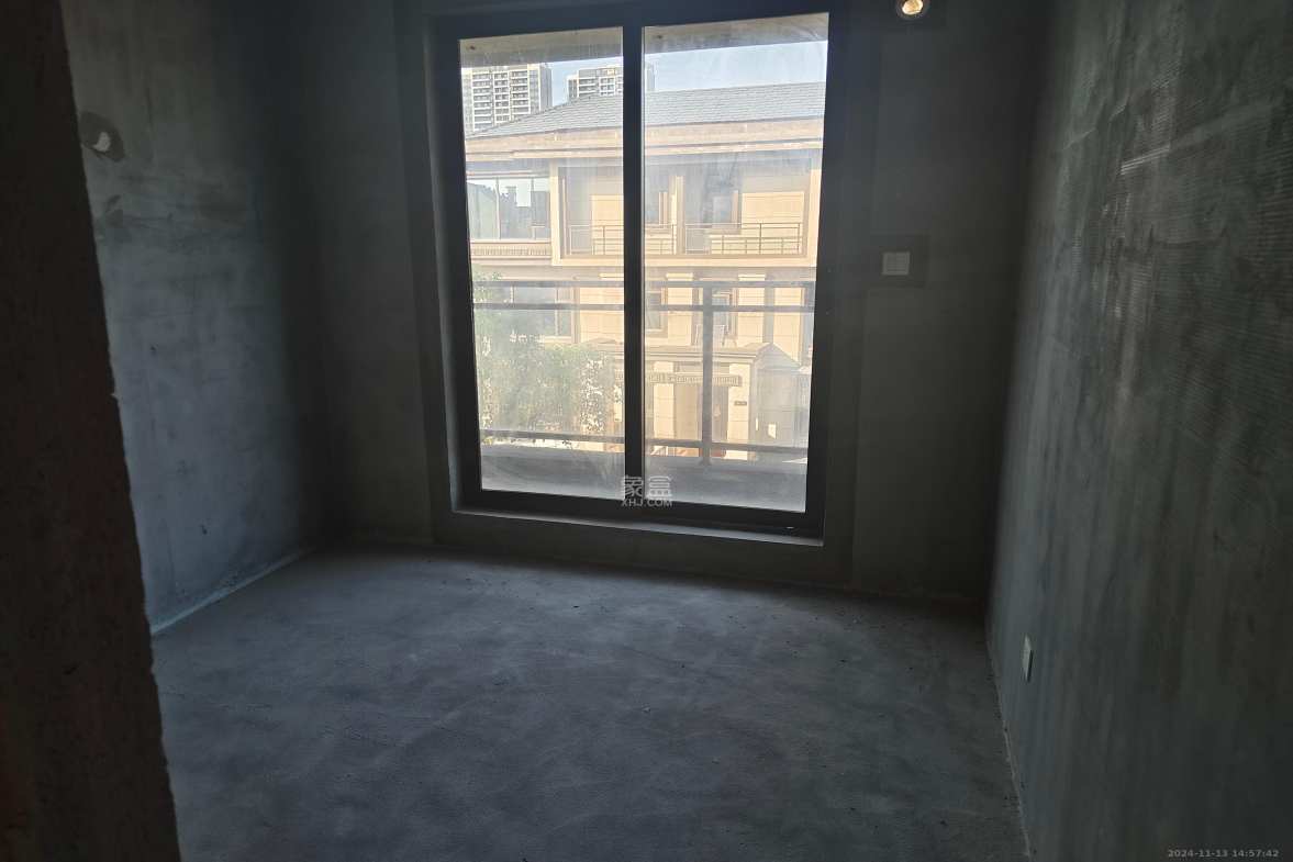 中建昭山印象  4室2厅2卫    99.98万客厅