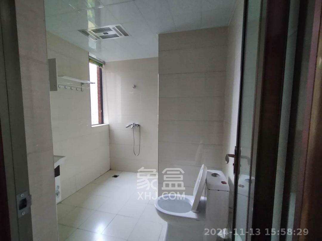 翡翠云天  4室2厅2卫   2400.00元/月室内图