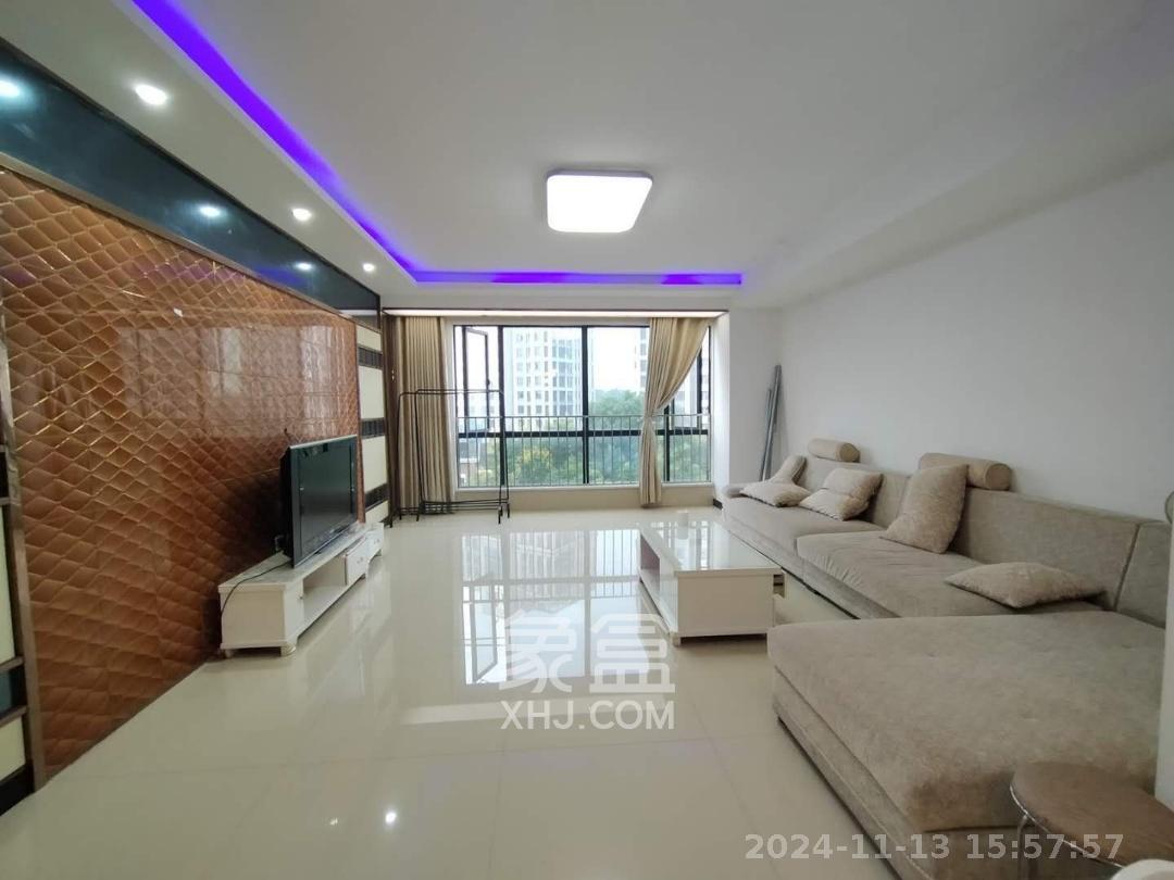 翡翠云天  4室2厅2卫    2400.0元/月