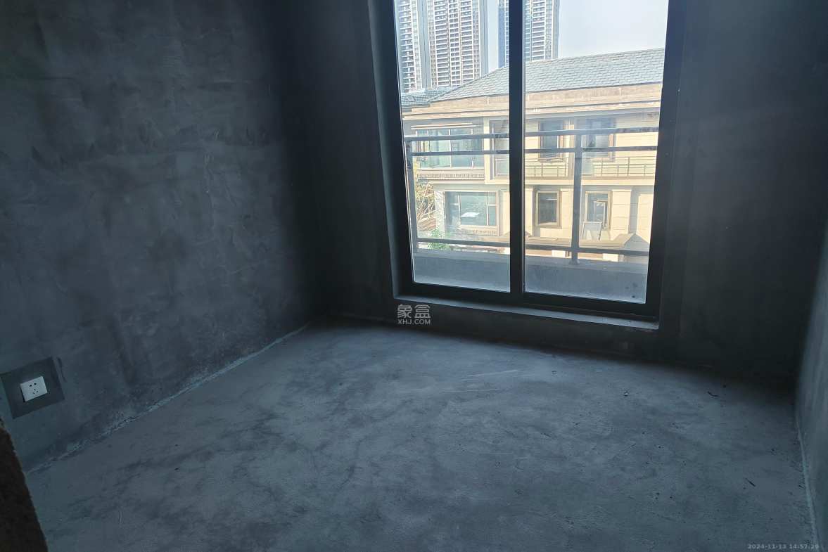 中建昭山印象  4室2厅2卫    99.98万客厅
