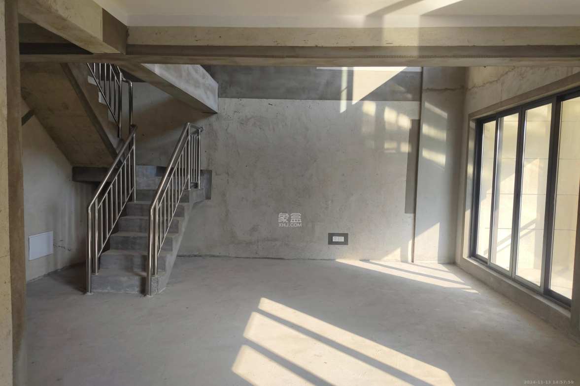 中建昭山印象  4室2厅2卫    99.98万客厅