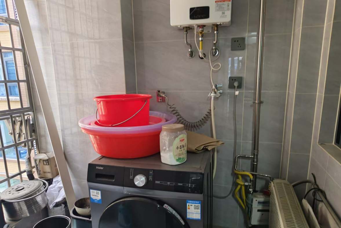 五洲锦城  4室2厅2卫    95.0万客厅