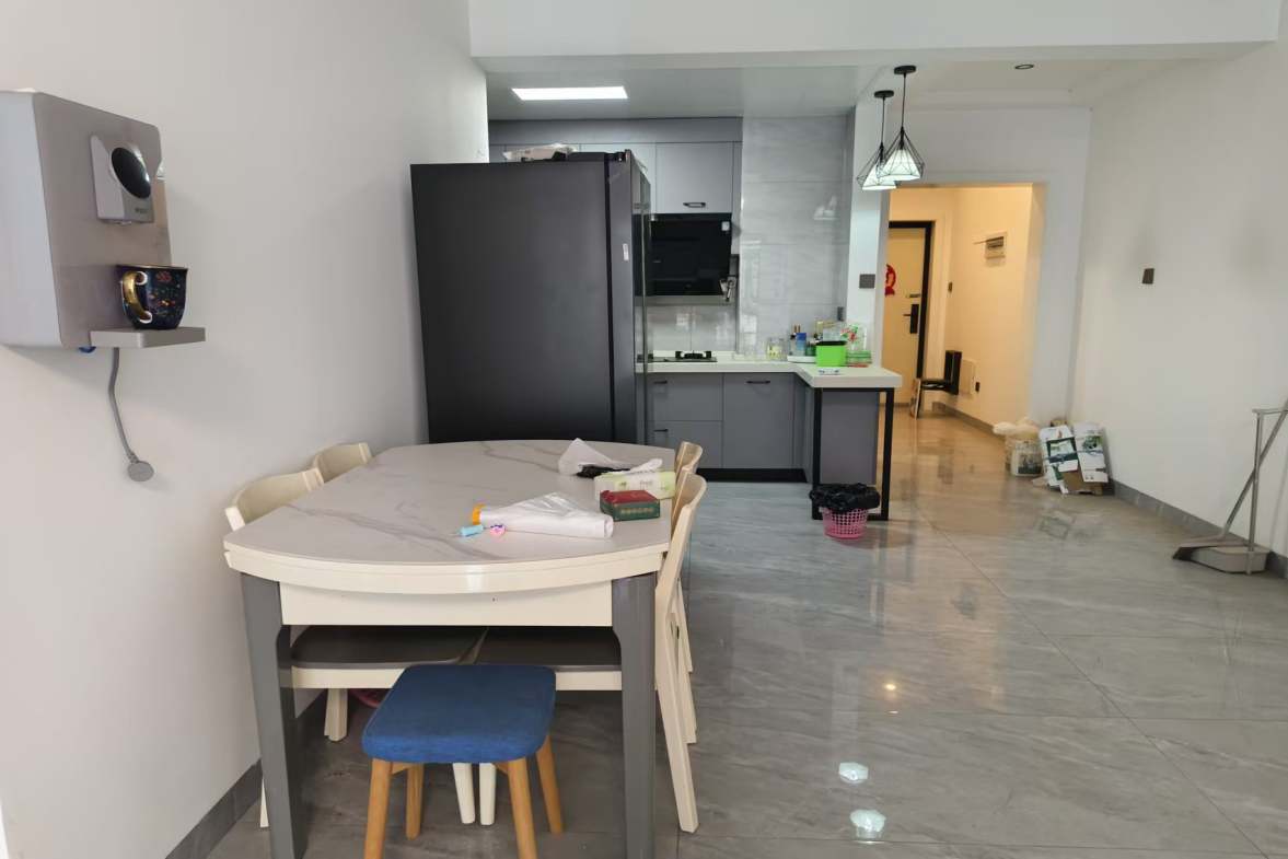 五洲锦城  4室2厅2卫    95.0万客厅