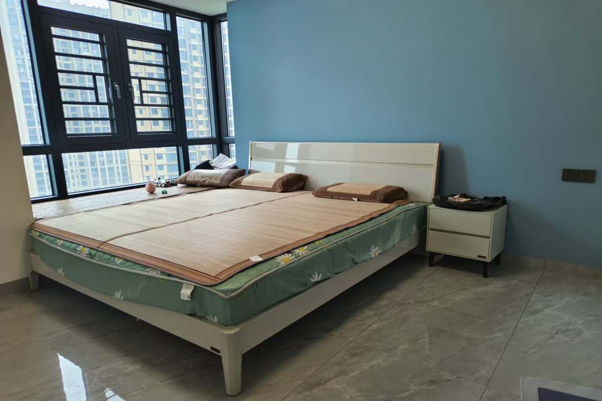 五洲锦城  4室2厅2卫    95.0万客厅