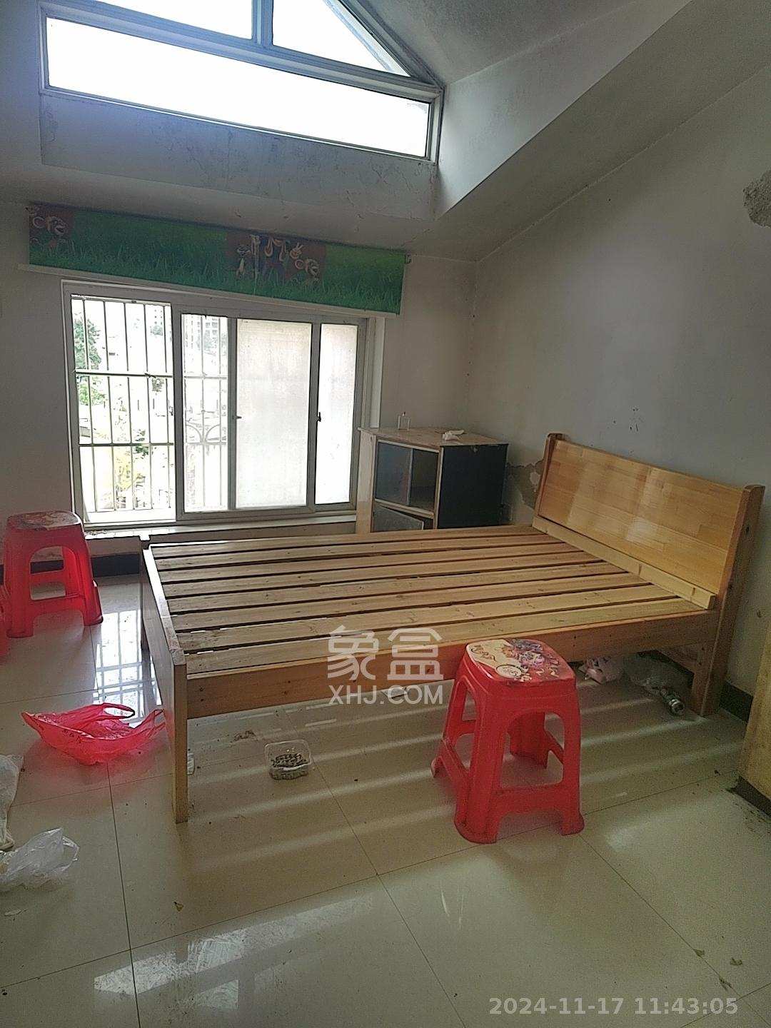 好家园  4室3厅2卫   1800.00元/月室内图