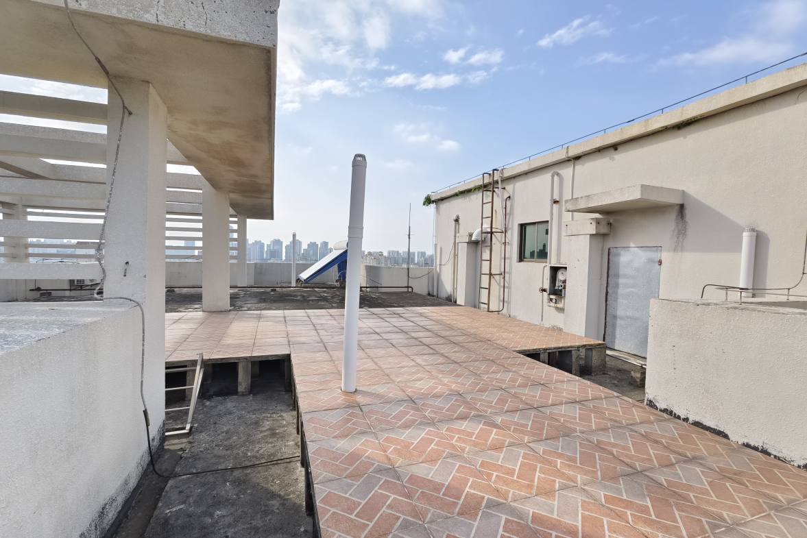 建安花园  4室2厅2卫    240.0万客厅