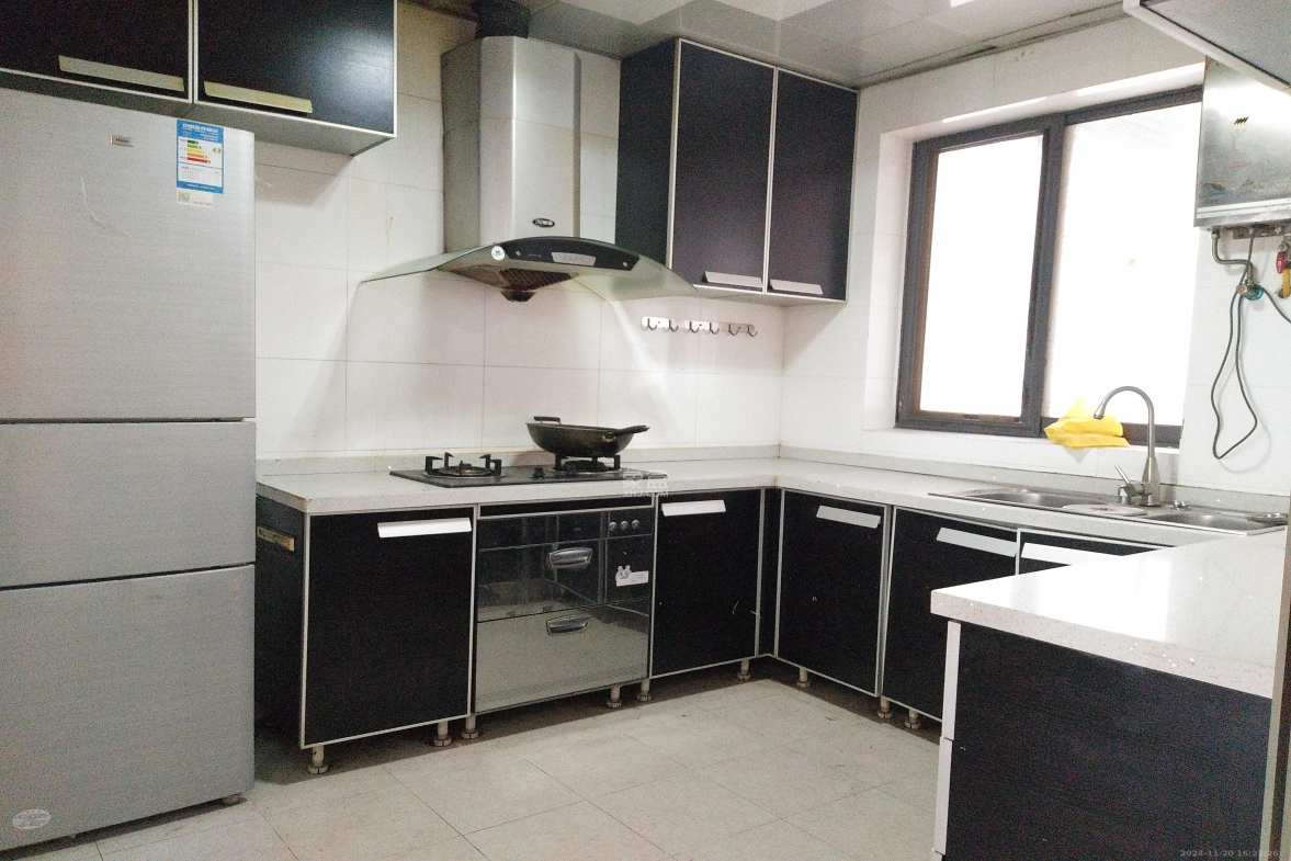 阳光100一期、四五期  3室2厅2卫    2500.0元/月室内图