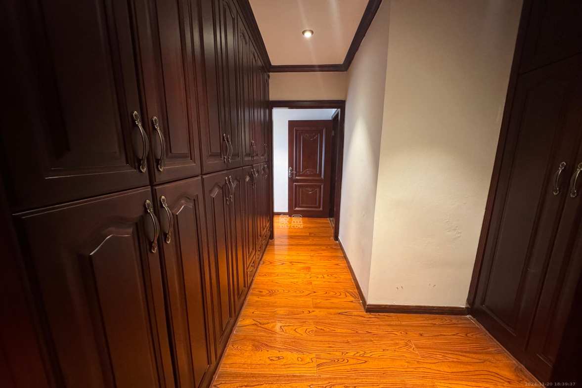 藏珑湖上国际花园  5室3厅3卫    13000.0元/月室内图