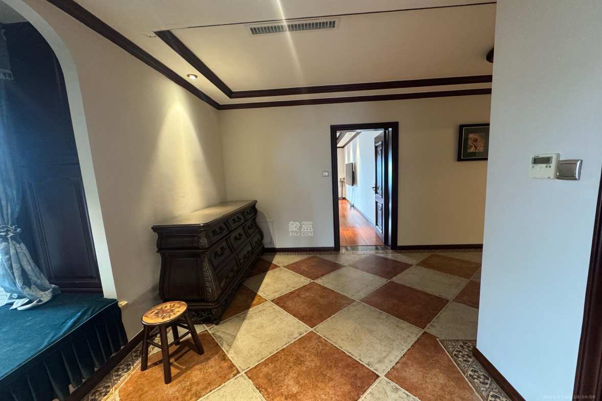 藏珑湖上国际花园  5室3厅3卫    13000.0元/月室内图