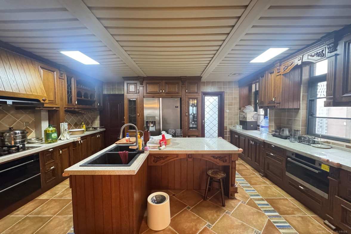 藏珑湖上国际花园  5室3厅3卫    13000.0元/月室内图