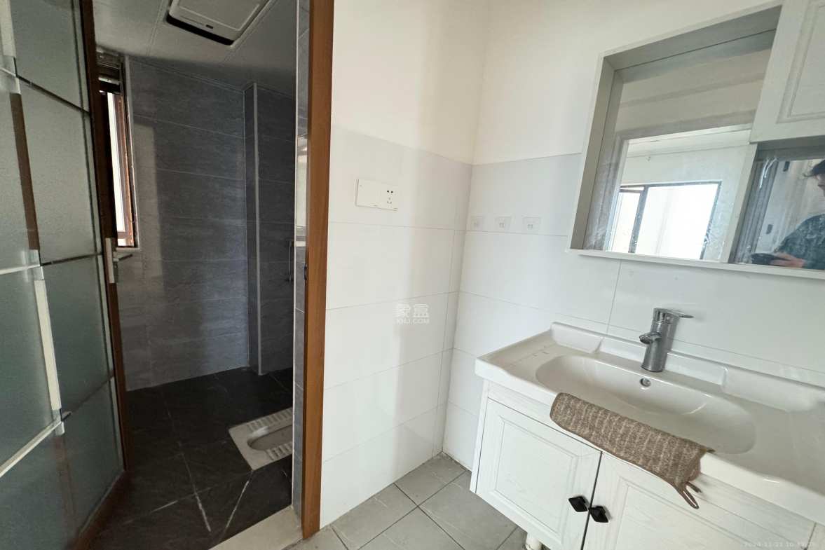 上园商住小区  3室1厅1卫    2700.0元/月 上园商住小区  3室1厅1卫    2700.0元/月室内图