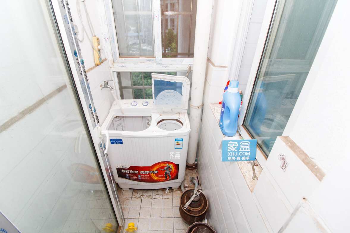 麓山润城  2室1厅1卫   83.80万客厅