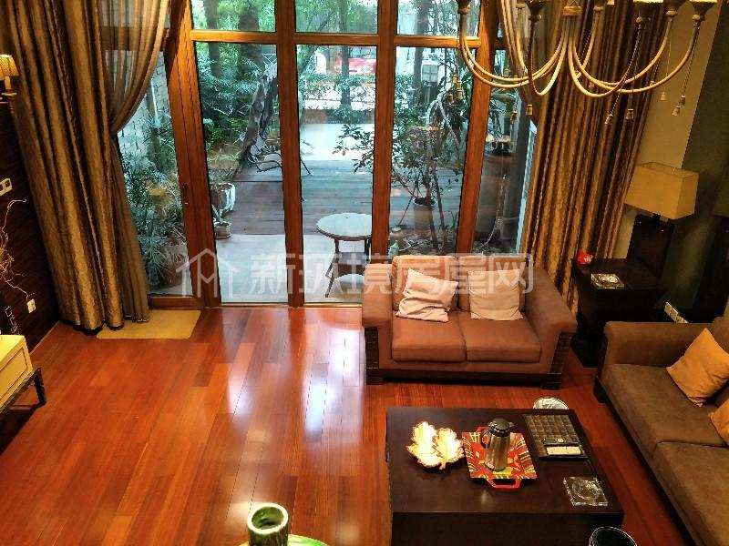 水映长岛  4室2厅2卫    730.0万客厅