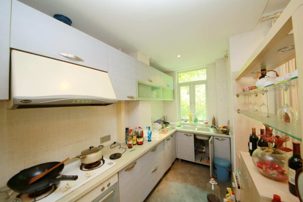 圣爵菲斯  4室2厅2卫    108.0万客厅