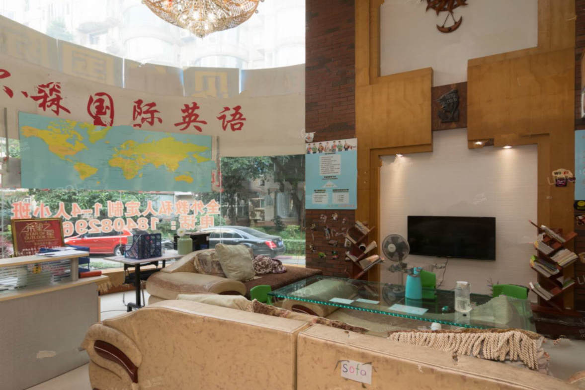 金都花园  4室3厅1卫    360.0万客厅