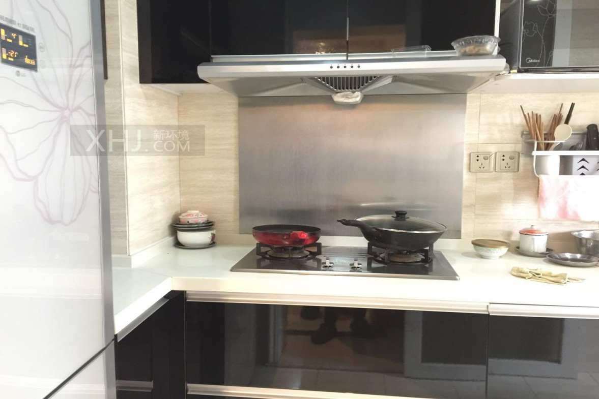 凯旋天际湾  2室1厅1卫    180.0万客厅