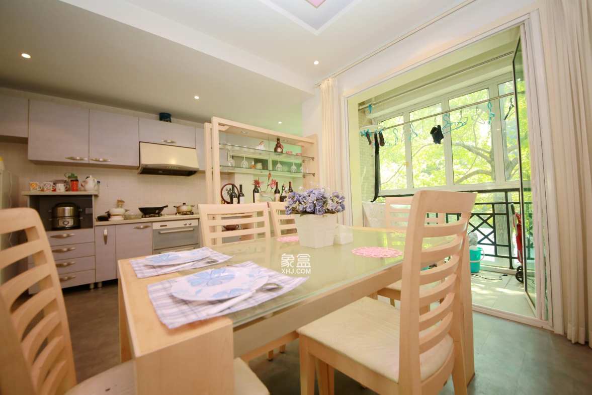 圣爵菲斯  4室2厅2卫    108.0万客厅