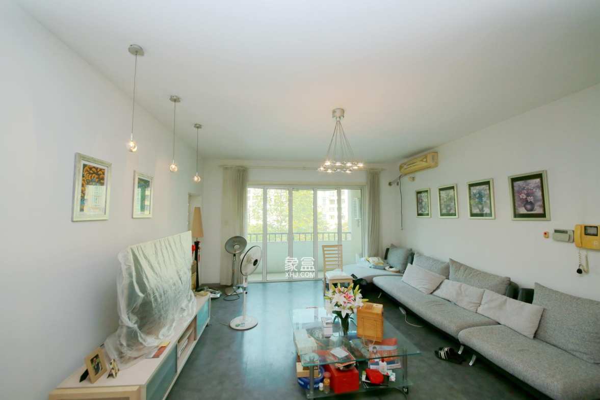 圣爵菲斯  4室2厅2卫    108.0万客厅