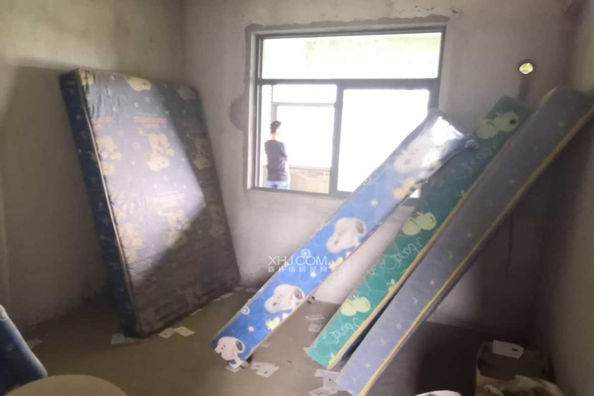 碧园大城小院  3室2厅1卫   135.00万客厅