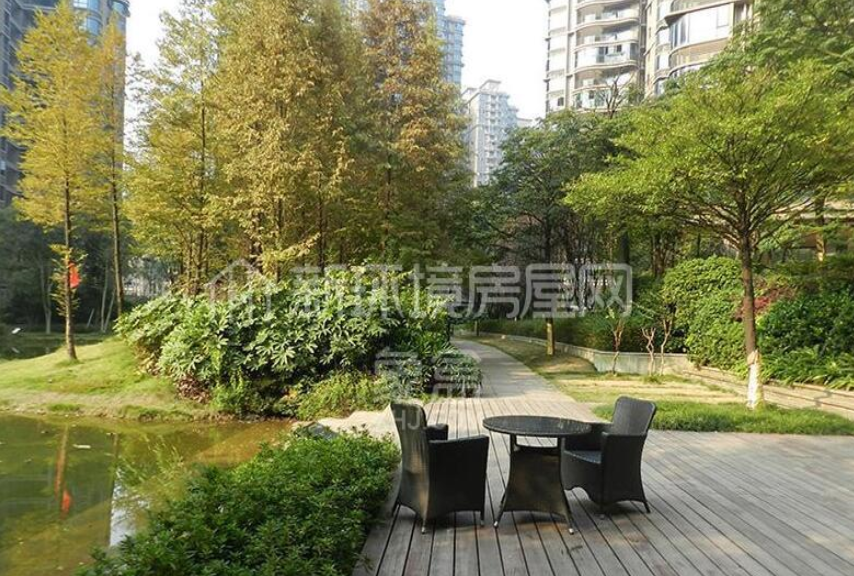 名家翡翠花园是长沙望城区一个高层低密度、高绿化的宜居小区