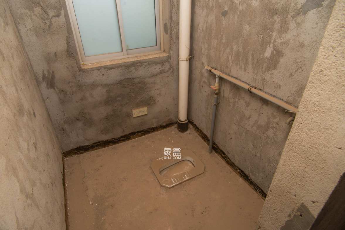 红树湾  4室2厅1卫    65.0万卫生间