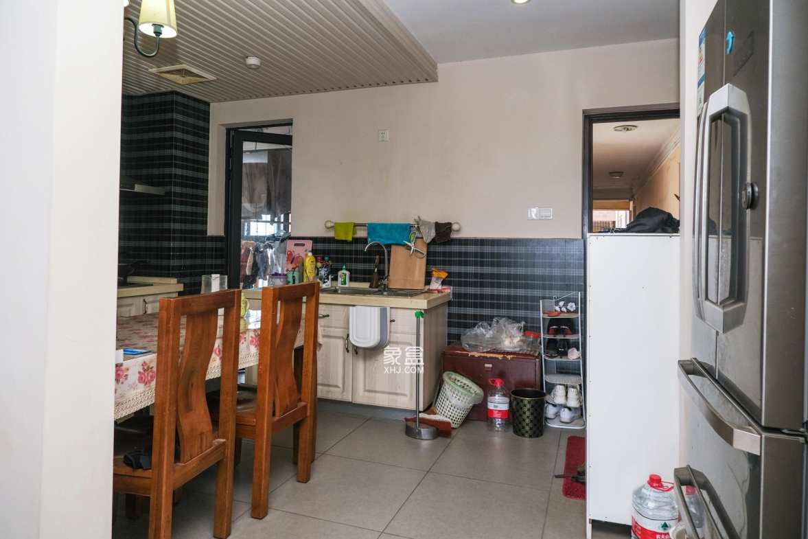 三一街区  3室2厅2卫   76.00万客厅