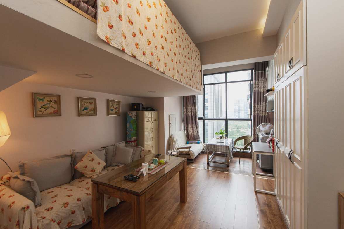 金轮星光名座  1室1厅1卫    45.0万客厅