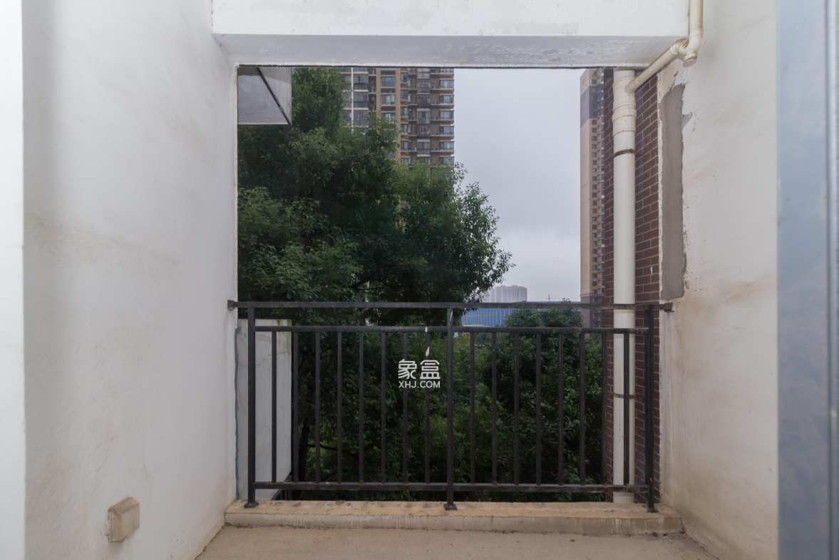 中国铁建国际城一期  4室2厅2卫    92.0万阳台
