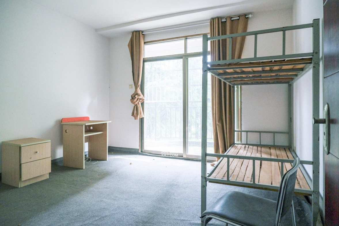 学府华庭  5室2厅1卫   175.00万其他