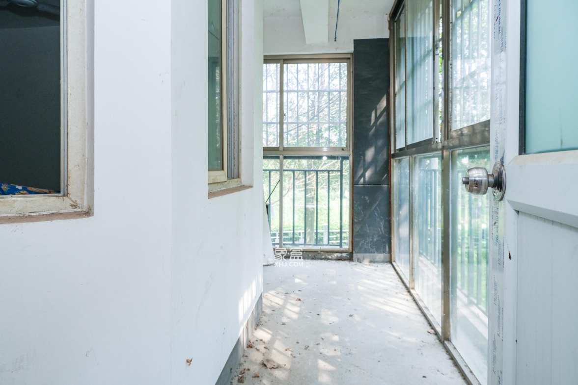 学府华庭  5室2厅1卫   175.00万阳台