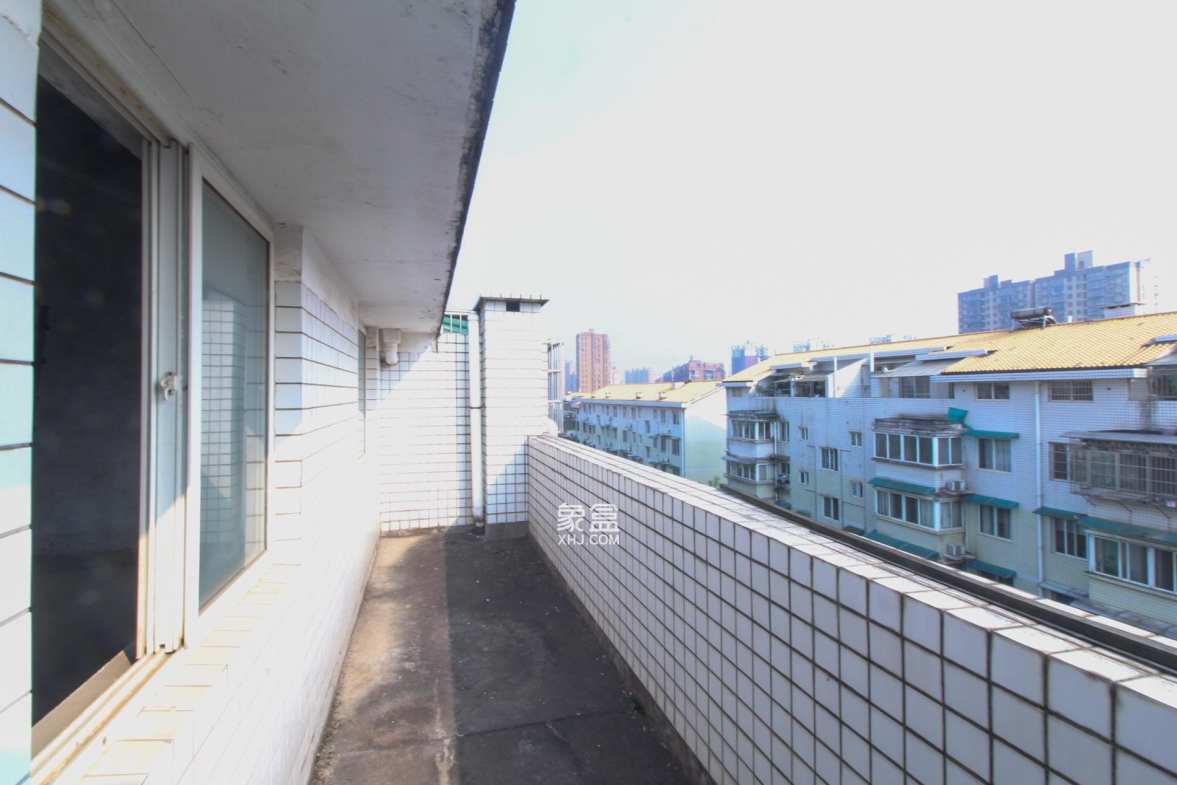 绿荫家园  3室2厅2卫   66.00万阳台