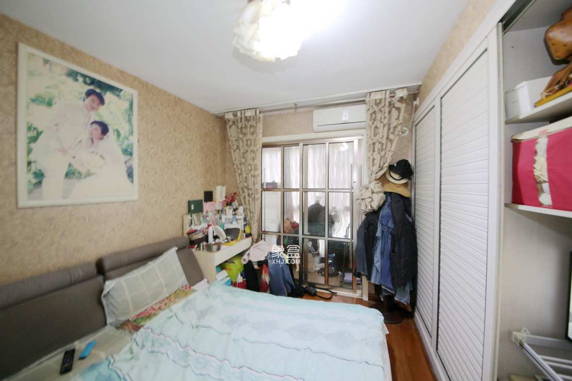尊邸华庭  3室2厅2卫   115.00万卧室