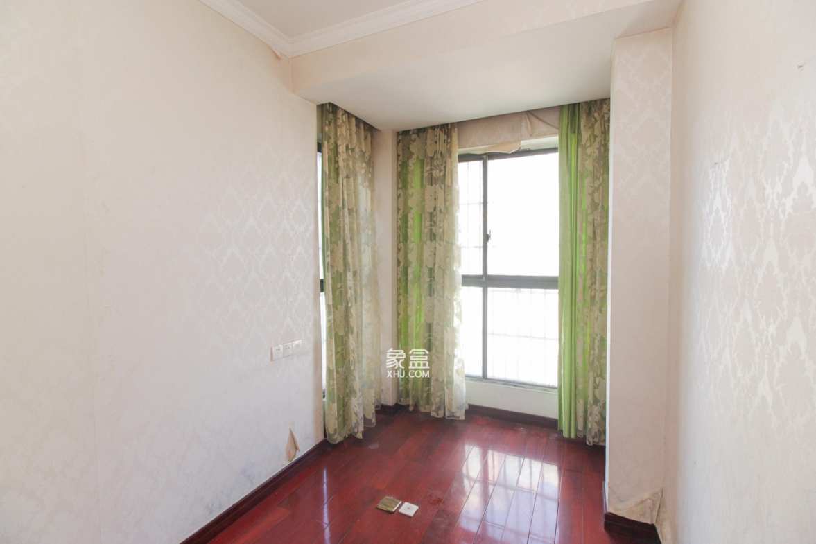 上海城小区  4室2厅2卫   130.00万卧室