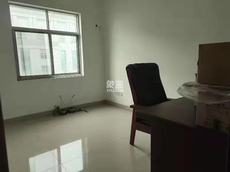 房地产管理局家属楼（梓泽园）  4室2厅2卫    110.0万