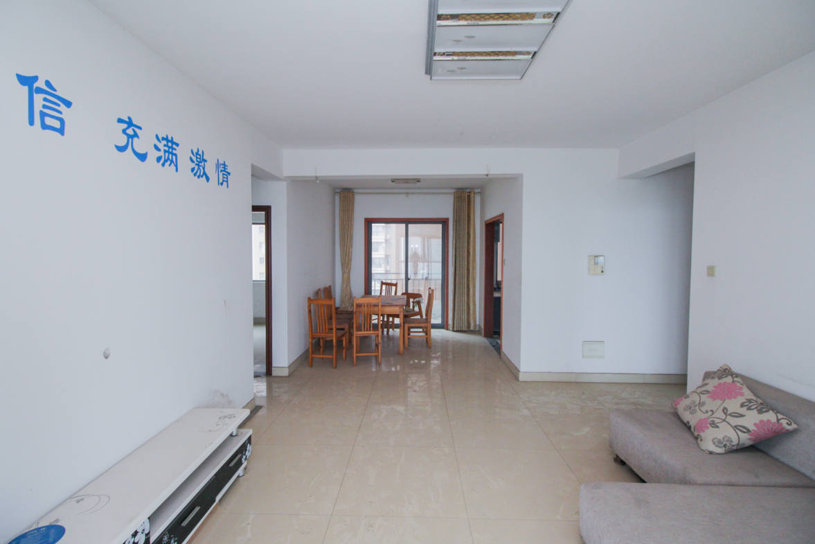 上海城小区  4室2厅1卫   123.00万客厅