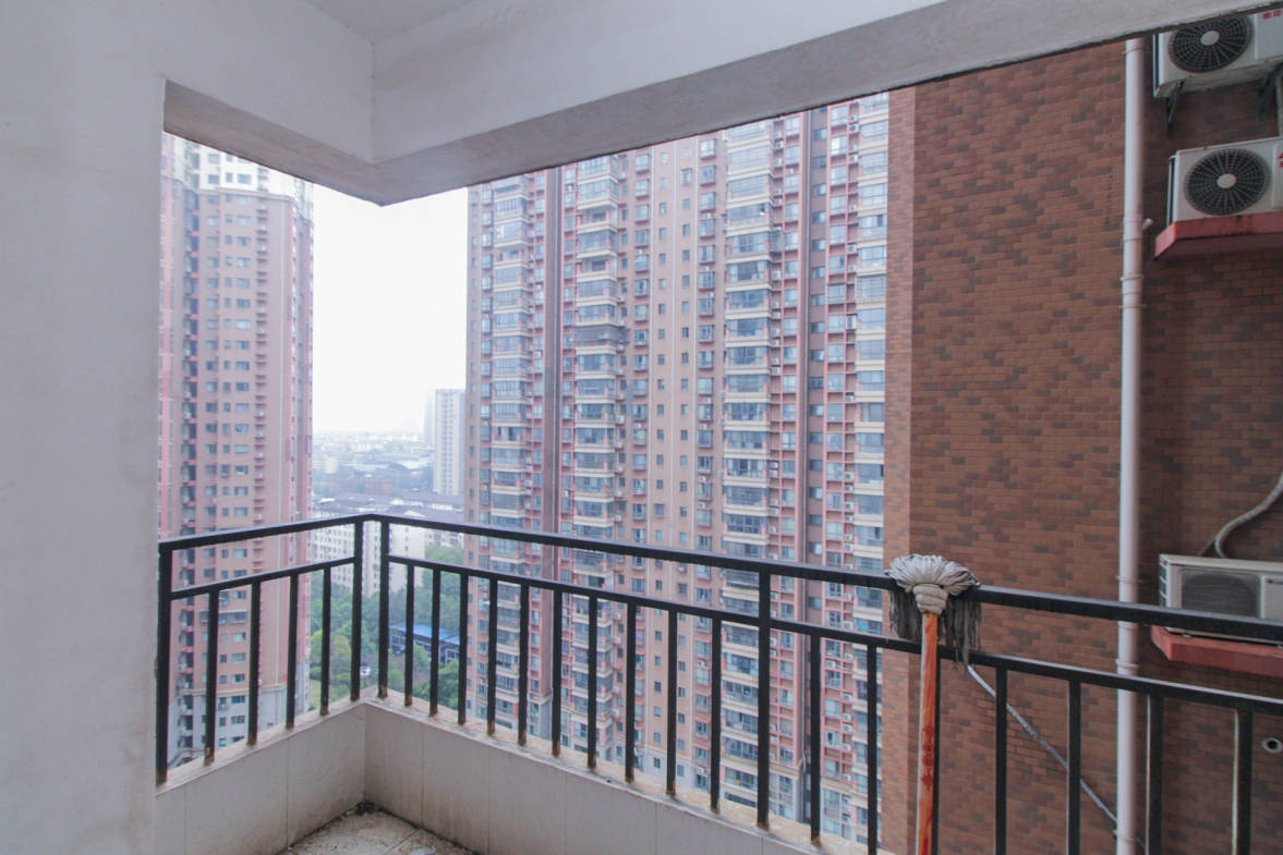 上海城小区  4室2厅1卫   123.00万阳台